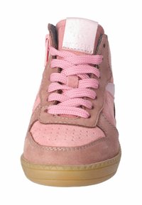 Růžové semišové vysoké tenisky s perforovanou špičkou, růžovými textilními šňůrkami a podrážkou z gumy s bočním logem.