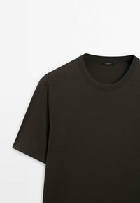 Mørkebrun T-shirt med rund hals lavet af glat bomuldsstof, med korte ærmer og en enkel, klassisk pasform. Ingen mønstre eller detaljer.