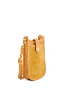 Tan læder- og ruskind crossbody taske med en glat tekstur, rund form, gyldne hardwaredetaljer og en klaffelukning.