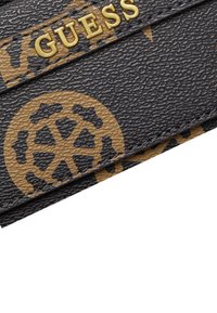Portafoglio nero a texture con logo dorato "GUESS", caratterizzato da un motivo circolare marrone. Design compatto con una finitura liscia.