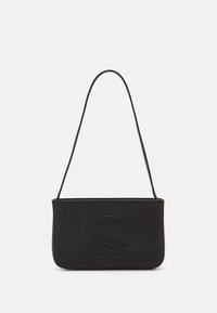Sac à épaule en cuir noir avec une surface texturée, un logo ovale et une fine bandoulière. Forme rectangulaire simple, sans poches externes.