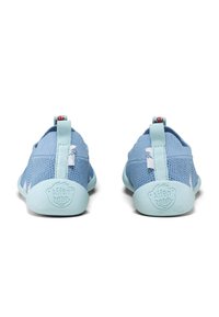Blauwe mesh kinderschoenen met een zachte, textuur bovenkant, lichtblauwe rubberen zolen en een trekhaak aan de achterkant. Met een logo op de zool.