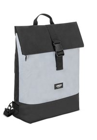 Zaino roll-top nero e grigio chiaro con una superficie liscia, spallacci regolabili, chiusura con fibbia e un piccolo logo sul fronte.