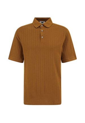 Polo marrone a maniche corte con costine, tre bottoni e collo classico su sfondo bianco.