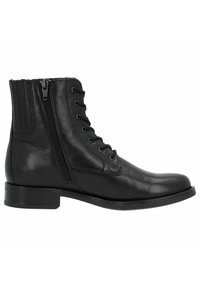 Stivale alla caviglia in pelle nera con punta rotonda, lacci sul davanti e zip laterale. Presenta costole verticali sul retro e un tacco basso e piatto.