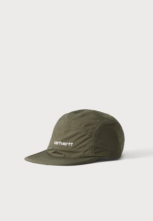 Casquette Carhartt vert olive avec une visière courte et plate et un logo blanc brodé à l'avant, présentée sur un fond clair uni.