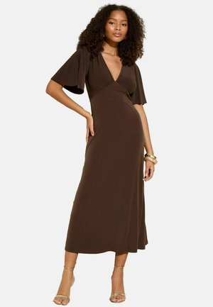 Braunes Midi-Kleid mit kurzen, schwingenden Ärmeln, tiefem V-Ausschnitt und einer taillierten Oberseite, die in einen lockeren Rock übergeht. Glatte Stofftextur.