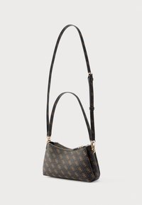 Svart håndveske med et monogrammønster i gull. Den har en strukturert form, dobbel hank og justerbar skulderrem. Synlig detalj med metallglidelås.