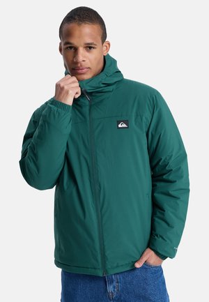 Groene geïsoleerde jas met een capuchon, voorzien van een ritssluiting, elastische manchetten en een logopatch op de borst. Soepele textuur, casual pasvorm.