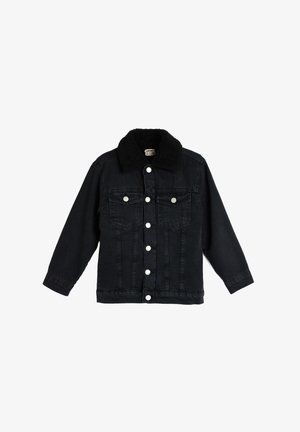 Chaqueta de mezclilla negra con cuello de borrego, cierre frontal de botones, dos bolsillos en el pecho y mangas largas. Tela texturizada con un diseño informal.