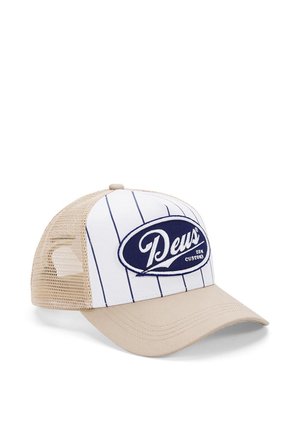 Baseballkappe mit beigem Schirm, beigem Netzrücken, weißer Vorderseite mit dünnen vertikalen dunkelblauen Streifen und blauem ovalem Logo mit der Aufschrift Deus DK Customs.