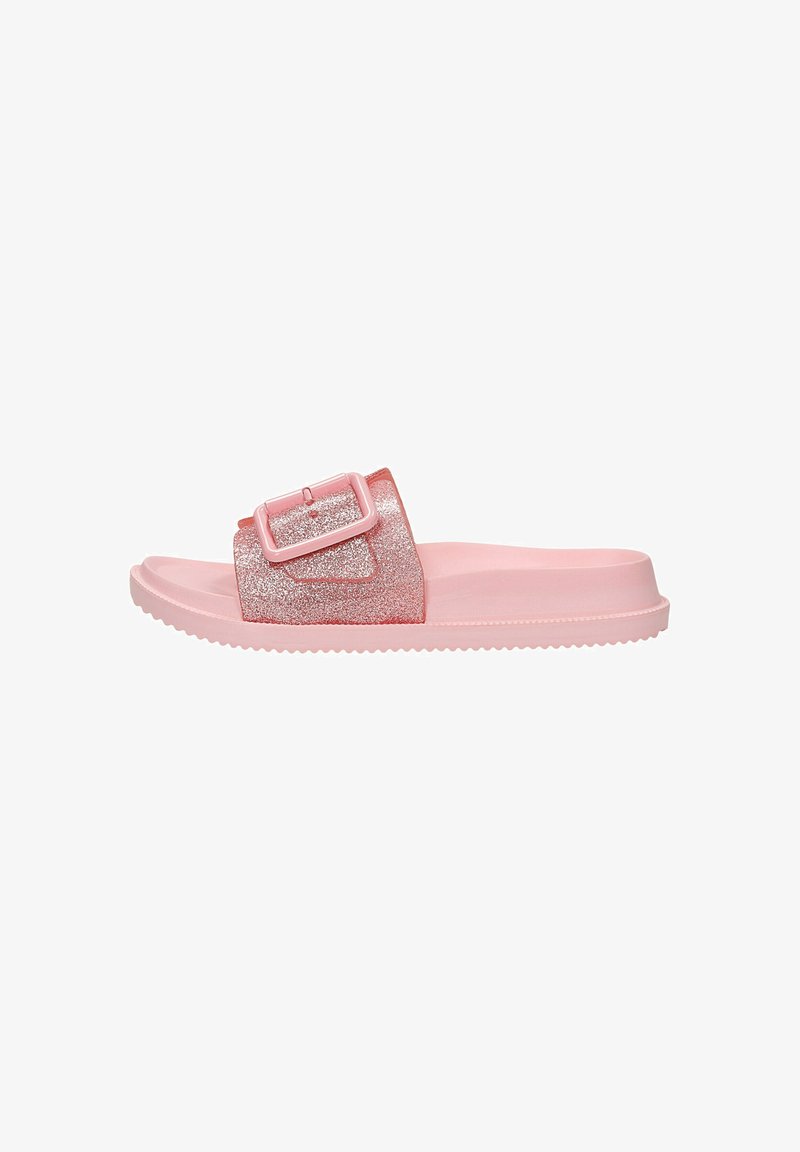 Sandale slide rose avec bride réglable pailletée et grande boucle, semelle plate avec dessous rainuré pour l'adhérence, vue de côté.