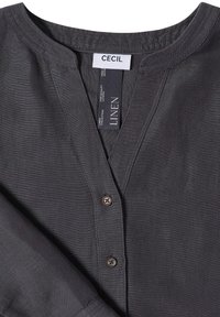 Chemise en lin gris foncé avec col en V, deux boutons sur la patte de boutonnage avant et manches longues, étiquetée de la marque "CECIL".