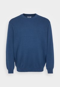 Pull en tricot bleu avec un col rond, des manches longues et des bords côtelés aux poignets et à l'ourlet. Texture lisse, couleur uniforme et sans motifs visibles.