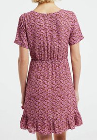Vestido de manga corta con un patrón floral en rosa y marrón, cintura ceñida y dobladillo con volantes, hecho de una tela ligera.