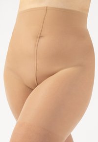 Pantalones cortos moldeadores de tiro alto en color beige, hechos de un material suave y elástico con un diseño sin costuras, que presentan una longitud hasta la mitad del muslo y una textura suave.
