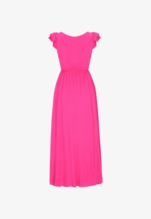 Ragyogó rózsaszín, ujjatlan maxiruha, mely derékrésznél összehúzott és fodros vállrészletekkel díszített, fehér háttéren bemutatva.