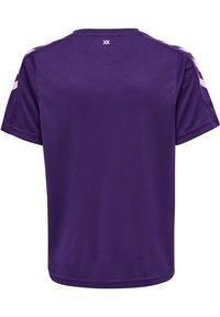 Lilla atletisk T-shirt med korte ærmer, glat tekstur, med pink detaljer langs skuldrene og et lille logo på nakken bagpå.