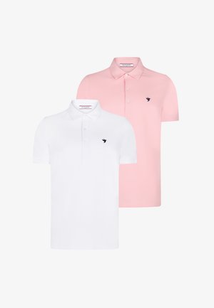 Zwei Poloshirts, eines weiß und eines rosa. Beide haben kurze Ärmel, einen Kragen und ein kleines schwarzes Vogel-Logo auf der Brust.