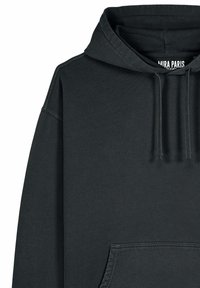 Felpa nera a maniche lunghe con cappuccio, tasca frontale a sacchetto e coulisse, che mostra la parte superiore del corpo parzialmente e il cappuccio piegato all'indietro.