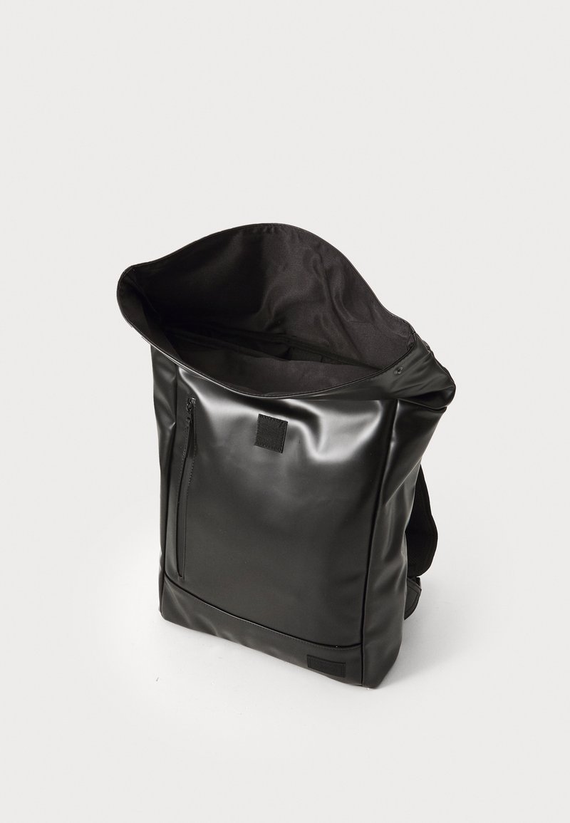 Schwarzer, wasserdichter Rucksack mit glatter Textur, Reißverschluss-Vorfach und einem breiten, offenen Top-Design. Futter aus Stoff im Inneren.