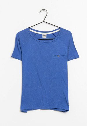 Blå kortærmet t-shirt med en let rundet halsudskæring, der har en lille brystlomme med en knap og en sproget tekstur over det hele.