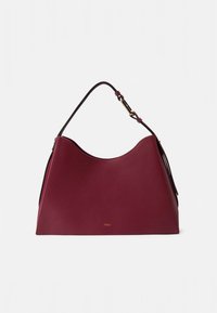 Bordó bőrből készült kézitáska, amely strukturált, mégis puha sziluettel rendelkezik, egyetlen vállpánttal és finom márkajelzéssel az alján.
