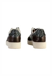 Baskets en cuir brun avec un talon pailleté noir, des accents blancs et une semelle en caoutchouc texturé, vues de l'arrière.