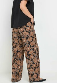 Mustat kukkakuosiset leveälahkeiset housut, joissa on ruskeita ja valkoisia kukkakuvioita. Kevyt materiaali, rento leikkaus ja sivutaskut.