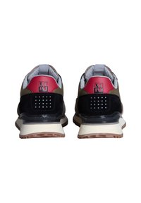 Zapatillas negras y verde olivo con acentos rojos, materiales de ante y cuero, cuellos acolchados y una suela de goma con agarre estructurado.