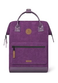 Zaino in corduroy viola con superficie testurizzata, dettagli in pelle, una tasca frontale con zip e un'applicazione rotonda con logo. Caratterizzato da doppi manici e zip.