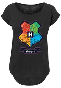 Svart t-skjorte med et fargerikt Hogwarts-emblem som har de fire husdyrene: løve, slange, grevling og ørn, samt teksten "Hogwarts" under.