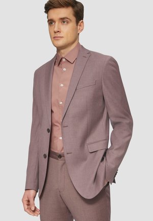 Ein Blush-Pink-Anzug mit taillierter Passform, einreihiger Jacke und passenden Hosen. Mit zwei Knöpfen und einem glatten Stoffgefühl.