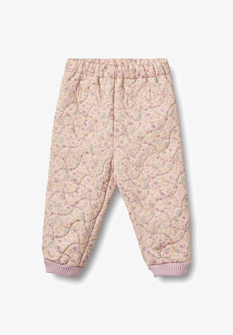 Quiltota gaiši rozā bikses ar ziedu rakstu, kurām ir elastīga josta un riboti aproces potītēs, lai nodrošinātu ciešu piegulšanu.