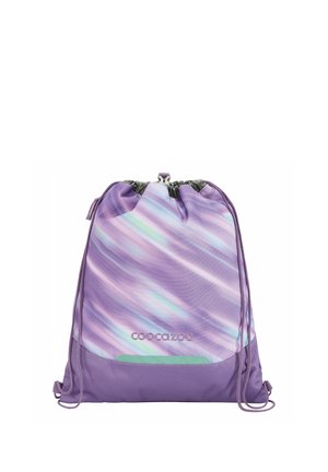 Lila Kordelzugtasche mit pastellfarbenen diagonalen Streifen, einem Tunnelzugverschluss und mittig platziertem Logo-Text auf der Vorderseite.