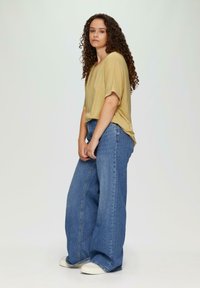 QS LOOSE FIT ciemnożółty