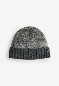 Stickad mössa i grå och mörkblå nyanser med en ribbad kant; har ett texturerat, varmt tyg för säsongsbruk.