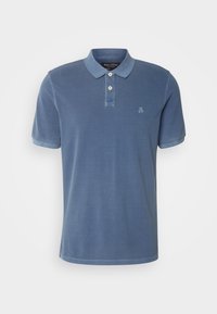 Polo bleu à manches courtes avec patte à deux boutons et petit logo "M O P" sur la poitrine gauche, présenté sur un fond blanc uni.