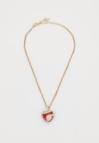 Collana in oro con pendente a forma di cuore rosso, decorato con un design di serpente impreziosito da brillanti trasparenti.