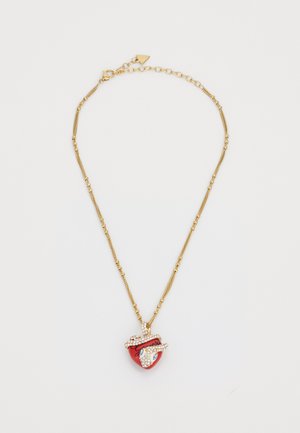 Gouden ketting met een rode harthanger met een slangontwerp versierd met heldere rhinestones.