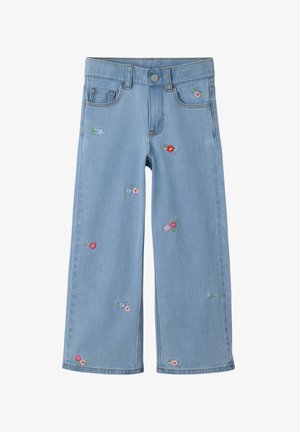 Lyseblå denimjeans med en afslappet pasform, dekoreret med blomsterbroderi i rødt, pink og blåt, der pynter foran og på lommerne.