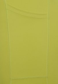 Neon gele rekbare stof met een gladde textuur. Heeft platte naden en een zakdetail, wat de gestroomlijnde uitstraling benadrukt.