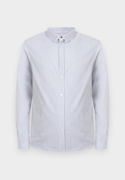 Μακρυμάνικο πουκάμισο ανδρικό με άσπρες και λεπτές μπλε κάθετες ρίγες, και μυτερό γιακά, σε ανοιχτό φόντο.
