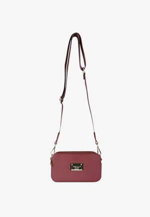 Piccola borsa a tracolla rossa in pelle testurizzata, con chiusura a zip, tracolla regolabile e una targhetta del marchio in tonalità oro sulla parte anteriore.