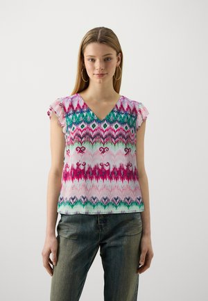 Top a maniche corte con scollatura a V, caratterizzato da un motivo astratto colorato nei toni del rosa, verde e blu, con maniche arruffate e una vestibilità rilassata.