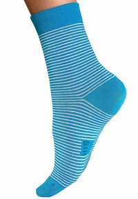 Blaue, gestreifte Baumwollsocke mit abwechselnd hellblauen und dunkelblauen Streifen, einem gerippten Bündchen und einem verstärkten Zehenbereich.