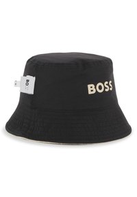 Chapeau seau noir en tissu avec une surface texturée. Présente un logo "BOSS" blanc imprimé sur le côté et une étiquette de marque à l'arrière.