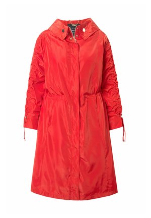 Impermeabile rosso e lucido con arricciature sulle spalle, bottoni a pressione e vita regolabile. Presenta maniche lunghe con polsini elasticizzati e tasche laterali.