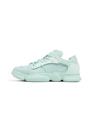 Sneaker azzurri chiari con tomaia in pelle liscia, colletto imbottito e suola in gomma spessa, caratterizzati da dettagli cuciti e una linguetta laterale.
