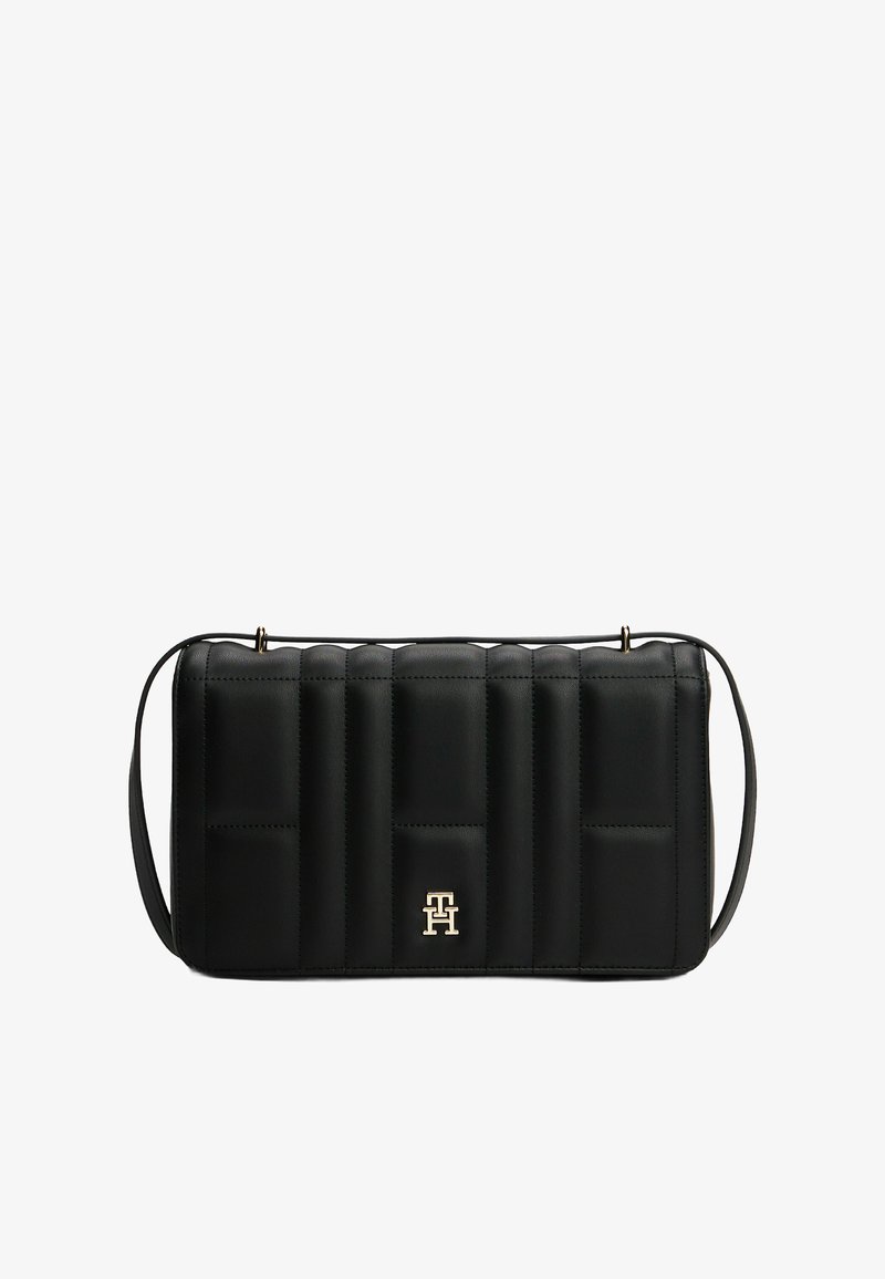 Borsa a tracolla rettangolare nera in pelle con design trapuntato, hardware con logo dorato e una sottile tracolla. Texture liscia con sezioni imbottite.